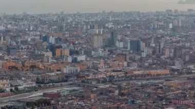 Lima 'nın hava görüntüsü San Cristobal tepesinden gece gündüz yükseliyor..