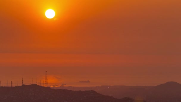 Luchtfoto van de Stille Oceaan tijdens zonsondergang timelapse van Cerro San Cristobal, Lima — Stockvideo