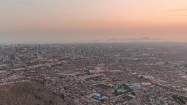 Lima 'nın hava görüntüsü San Cristobal tepesinden gece gündüz yükseliyor..