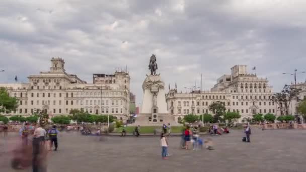 位于秘鲁利马圣马丁广场的何塞 · 德 · 圣马丁纪念碑。. — 图库视频影像