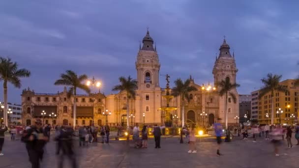 Fontein op de Plaza de Armas van dag tot nacht timelapse, ook bekend als de Plaza Mayor — Stockvideo