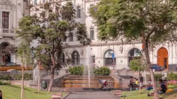 利马市圣马丁广场的喷泉上，有几个人正在休息，时间快到了 — 图库视频影像