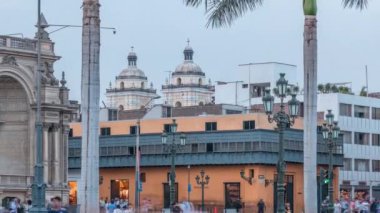 Plaza de Armas 'da gece gündüz, Plaza Mayor olarak da bilinir.