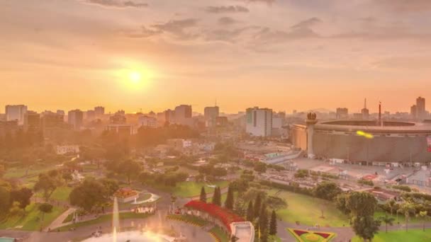 Luftaufnahme des Nationalstadions in der peruanischen Hauptstadt Lima bei Sonnenuntergang mit Zeitraffer im Park des Reservats — Stockvideo