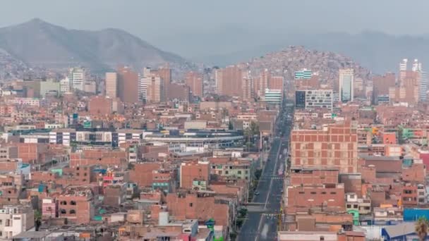 Skyline panorámico de la ciudad de Lima desde arriba con muchos edificios timelapse aéreo. Lima, Perú — Vídeos de Stock