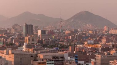 Lima şehrinin panoramik ufuk çizgisi yukarıdan birçok binanın havadan zamanlaması var. Lima, Peru
