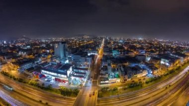 Lima şehrinin panoramik ufuk çizgisi yukarıdan pek çok binanın havadan gece zaman çizelgesi ile. Lima, Peru