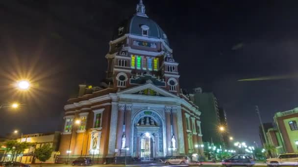 Exterior de la Iglesia Corazón Inmaculado de María iluminado por la noche hiperlapso timelapse. Lima, Perú — Vídeo de stock