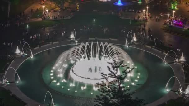 Vista aérea para o Parque da Reserva com circuito de água mágico colorido maior fonte complexa noite timelapse — Vídeo de Stock