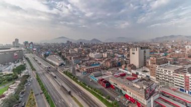 Via Expresa otoyolunun ve trafikle dolu metropolitan otobüsün havadan görüntüsü. Lima, Peru