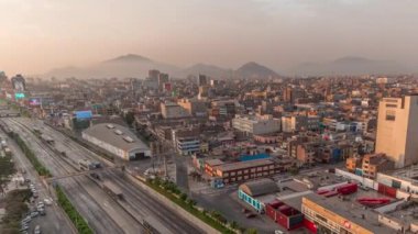 Via Expresa otoyolu ve gün batımında trafiği olan metropolitan otobüs manzarası. Lima, Peru