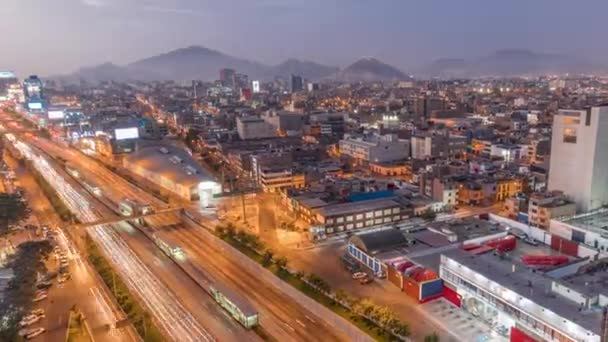 Luftaufnahme der Via Expresa Autobahn und des Stadtbusses mit Tag-Nacht-Zeitrahmen. Lima, Peru — Stockvideo