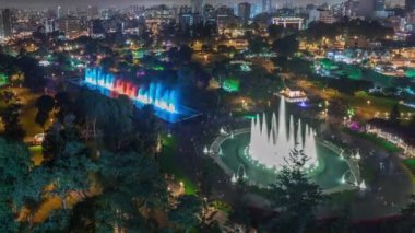 Renkli sihirli su devresi olan Park of the Reserve 'in havadan görüntüsü. En büyük çeşme kompleks gece zaman döngüsü.