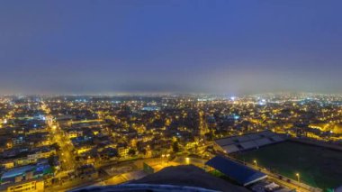 Lima şehrinin panoramik ufuk çizgisi. Gece gündüz birçok bina var. Lima, Peru