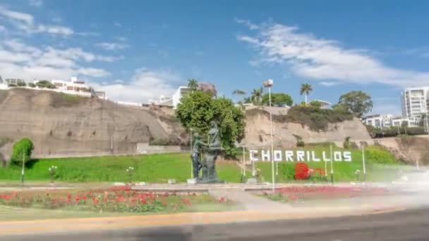 Estatuas en el parque Chorrillos timelapse hiperlapso vista desde la playa en Lima, Perú — Vídeos de Stock