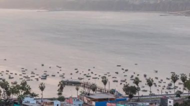 Barranco ve Chorrillos zaman dilimleri de dahil olmak üzere kayıklarla Limas kıyı şeridinin havadan görüntüsü. Peru