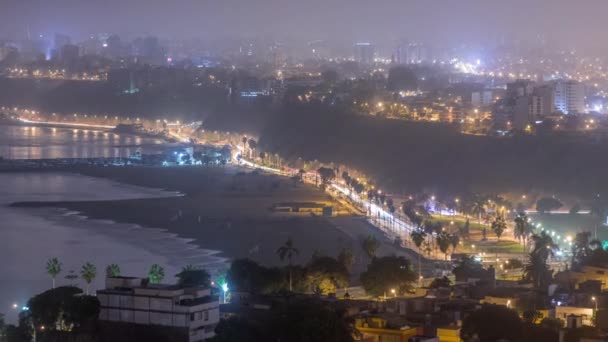 Luchtfoto van Limas kustlijn met inbegrip van de districten Barranco en Chorrillos nacht tot dag timelapse. Peru — Stockvideo