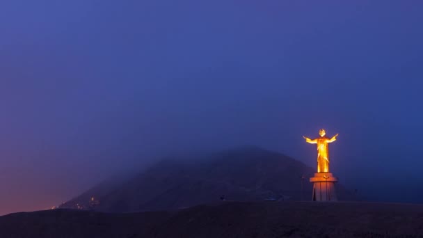 Вид с воздуха на Cristo del Pacifico и Morro Solar Hill в фоновом режиме ночью и днем. — стоковое видео