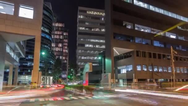 Cidade noturna na área de negócios com arranha-céus iluminados timelapse hyperlapse. Distrito de San Isidro Lima, Peru — Vídeo de Stock