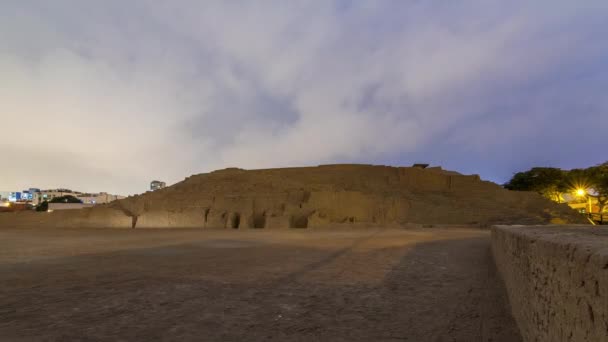 Пирамида Huaca Pucllana день и ночь Timelapse, до инков культуры церемониальных зданий руины в Лиме, Перу — стоковое видео