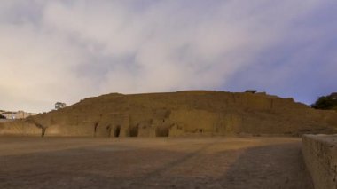 Huaca Pucllana Piramidi 'nden geceye zaman ayarlı İnka öncesi kültür seremonisi Lima, Peru' daki harabeler