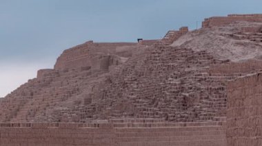 Huaca Pucllana Piramidi 'nden geceye zaman ayarlı İnka öncesi kültür seremonisi Lima, Peru' daki harabeler