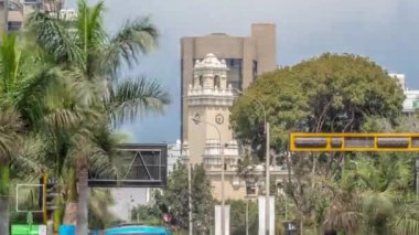 Plaza Grau Meydanı 'nda Lima' da trafik saatleriyle ana yol kesişmesi.