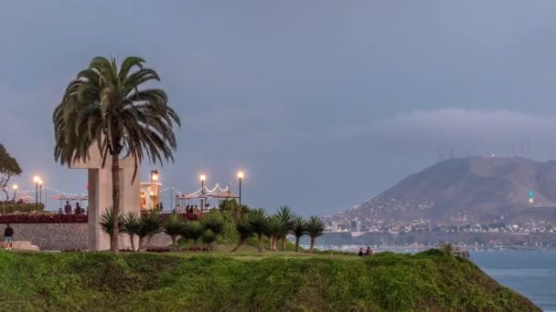 Парк Интиуатана с панорамным видом на район Мирафлорес и холм Морро Солар на фоне дня и ночи, в Лиме, Перу — стоковое видео