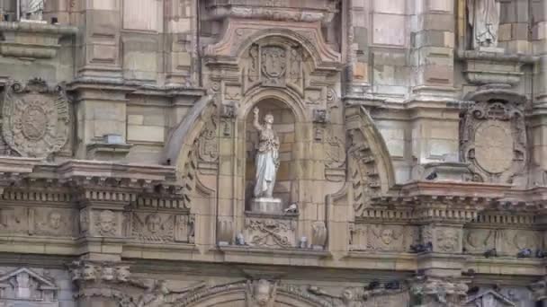 Staue on The Basilica Cathedral of Lima è una cattedrale cattolica situata in Plaza Mayor timelapse hyperlapse a Lima, Perù — Video Stock