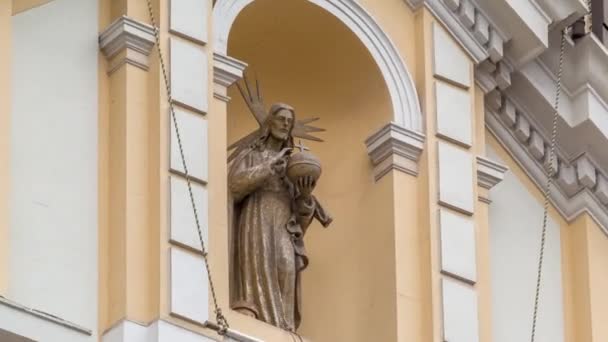 San Pedro Bazilikası 'ndaki heykel, 16. yüzyılda İsa Cemiyeti tarafından inşa edilmiş. Lima, Peru — Stok video