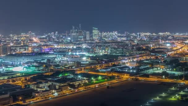 O ritmo da cidade à noite com estrada iluminada em Dubai perto do canal aéreo timelapse — Vídeo de Stock