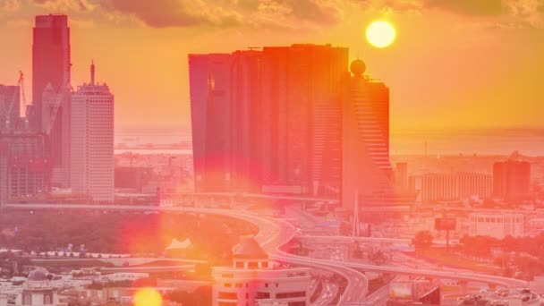 Vista di edifici moderni nella lussuosa città di Dubai al tramonto timelapse aerea — Video Stock