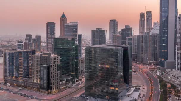 Dubajský obchodní záliv věže ve večerní letecké den do noci timelapse. — Stock video