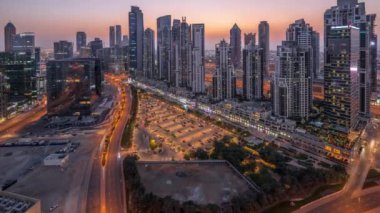 Lüks Dubai şehrindeki yeni modern binaların manzarası, Birleşik Arap Emirlikleri Hava Saati