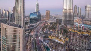 Gün batımından sonra Dubai 'nin panoramik gökyüzü manzarası Alışveriş merkezi, çeşmeler ve gökdelenlerle
