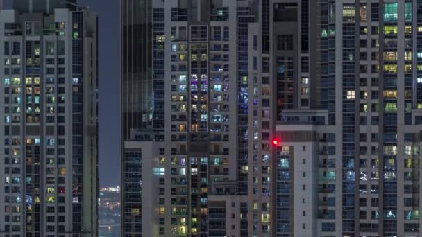 Luces desde ventanas de oficinas en Dubai Aerial Timelapse — Vídeos de Stock