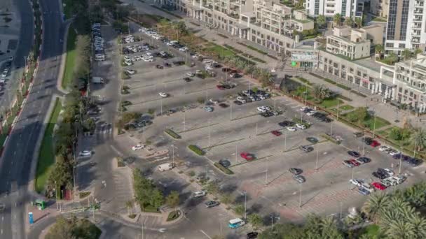 Повітряний вид повних автомобілів на великих відкритих парковках timelapse в Дубаї, штат Уе. — стокове відео