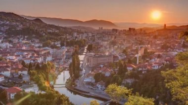 Saraybosna 'nın en popüler panoramik noktasından Saraybosna' ya gün batımı görünümü.
