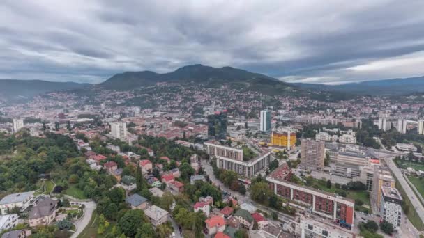 Veduta aerea della parte meridionale della città di Sarajevo giorno a notte timelapse. — Video Stock