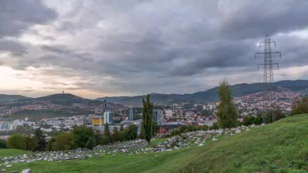 Stadtpanorama vom Alten Jüdischen Friedhof in Sarajevo bei Tag und Nacht — Stockvideo