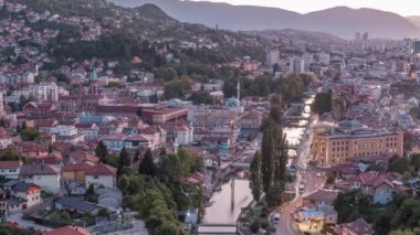 Saraybosna 'nın en popüler panoramik noktasından kent görüşü Saraybosna' nın gündüz ve gece zamanlaması.