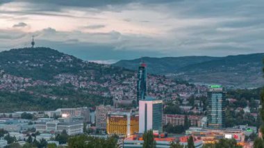 Saraybosna 'da Eski Yahudi mezarlığından gece gündüz panorama