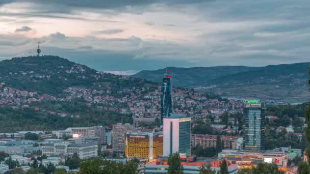 Panorama de la ciudad desde el antiguo cementerio judío día a noche timelapse en Sarajevo — Vídeo de stock