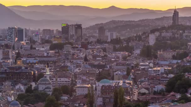 Vista da cidade de Sarajevo do ponto panorâmico mais popular em Sarajevo dia a noite timelapse . — Vídeo de Stock