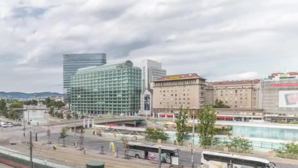 La Schwedenplatz es una plaza del centro de Viena, situada en el timelapse aéreo del Canal del Danubio. — Vídeos de Stock