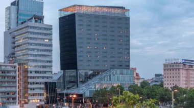 Schwedenplatz, Viyana 'nın orta kesiminde, Tuna Kanalı' nın hava gününden gece saatine kadar uzanan bir meydan.