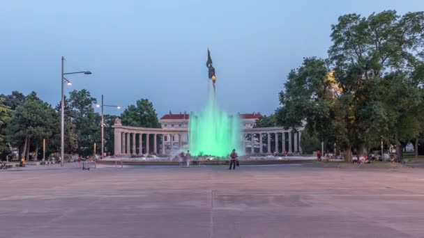 Памятник героям красной армии на Шварценбергплац днем и ночью таймшопсе с красочным светлым фонтаном в Вене, Австрия — стоковое видео