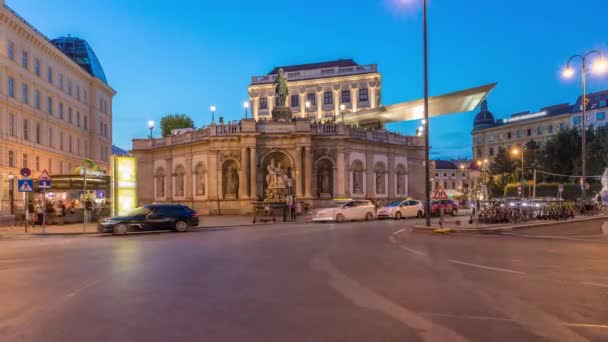 Avond uitzicht op ruiterstandbeeld van aartshertog Albert voor het Albertina Museum van dag tot nacht timelapse in Wenen, Oostenrijk — Stockvideo