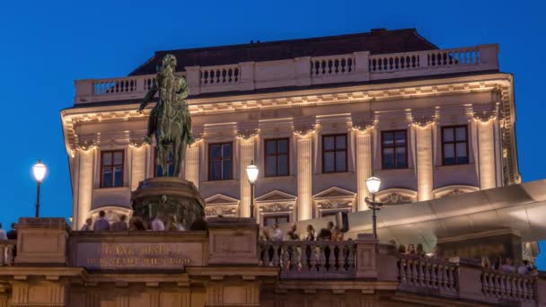 Vista noturna da estátua equestre do arquiduque Alberto em frente ao Museu Albertina dia a noite timelapse em Viena, Áustria — Vídeo de Stock