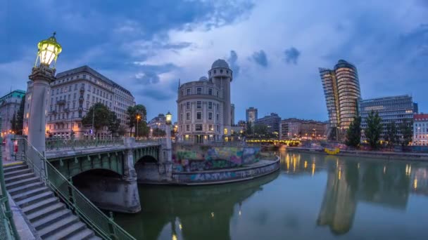 Urania e Danúbio Canal dia a noite timelapse em Viena . — Vídeo de Stock